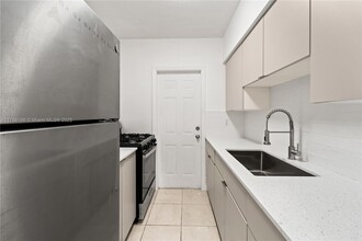6921 Rue Vendome in Miami Beach, FL - Building Photo - Building Photo