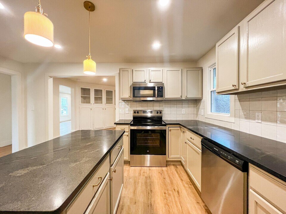 3404 White Horse Rd in Greenville, SC - Building Photo