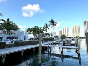 336 Poinciana Island Dr, Unit 1008 in Sunny Isles Beach, FL - Foto de edificio - Building Photo