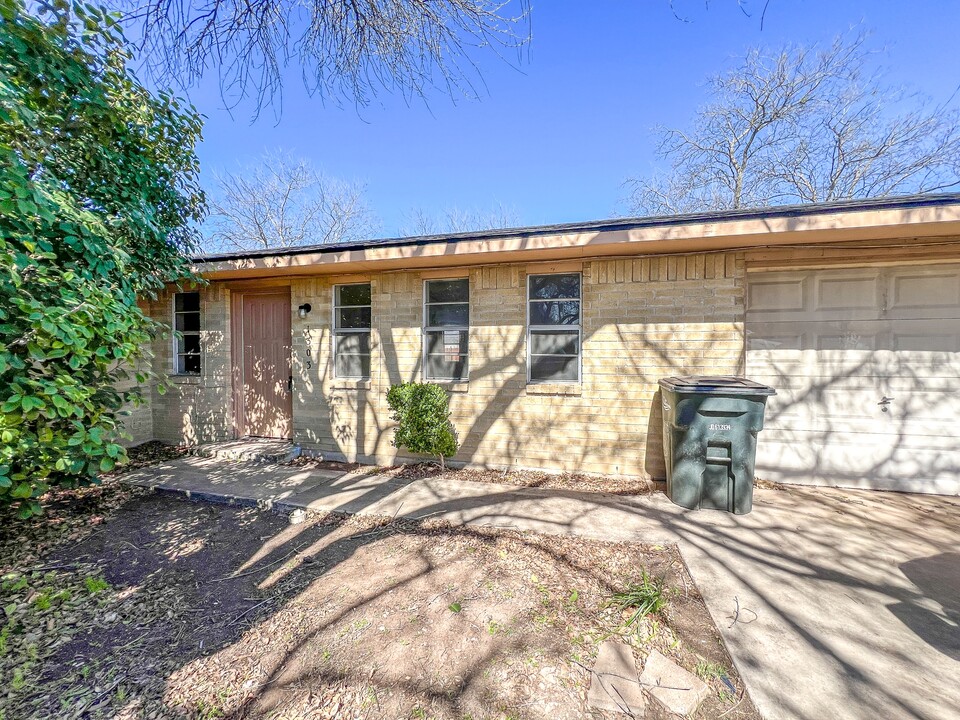 1303 Azalea Ln in New Braunfels, TX - Building Photo