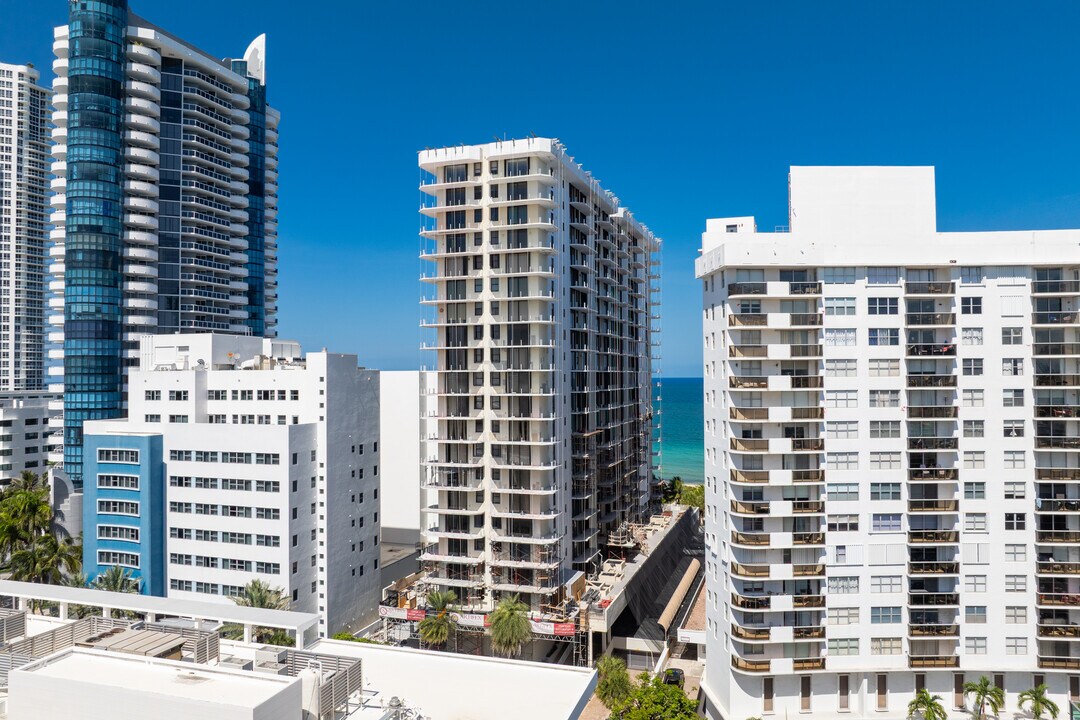 Le Trianon Condominium in Miami Beach, FL - Foto de edificio