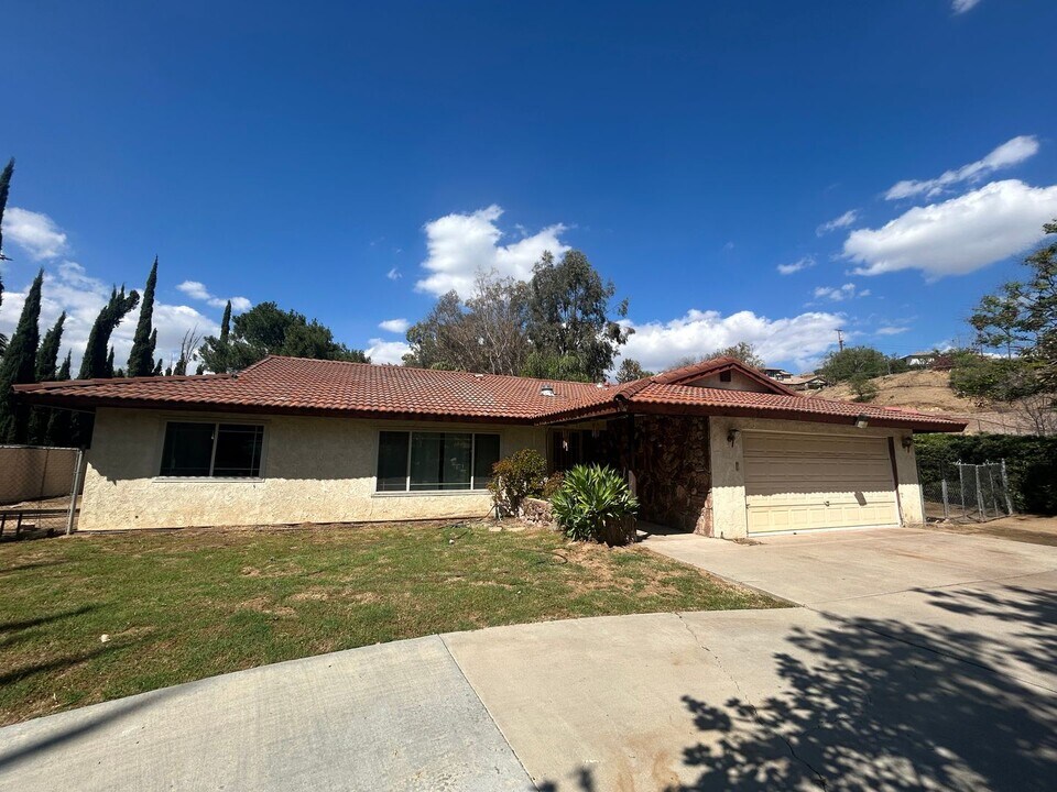 3015 E Shadid Dr in Colton, CA - Building Photo