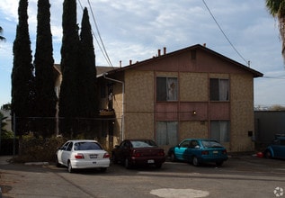 9253 Birch St in Spring Valley, CA - Foto de edificio - Building Photo