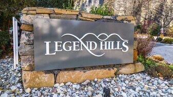19 Legend Hills Dr in Edgewater, NJ - Building Photo