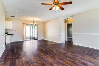 537 SE Starflower Ave in Port St. Lucie, FL - Building Photo - Building Photo