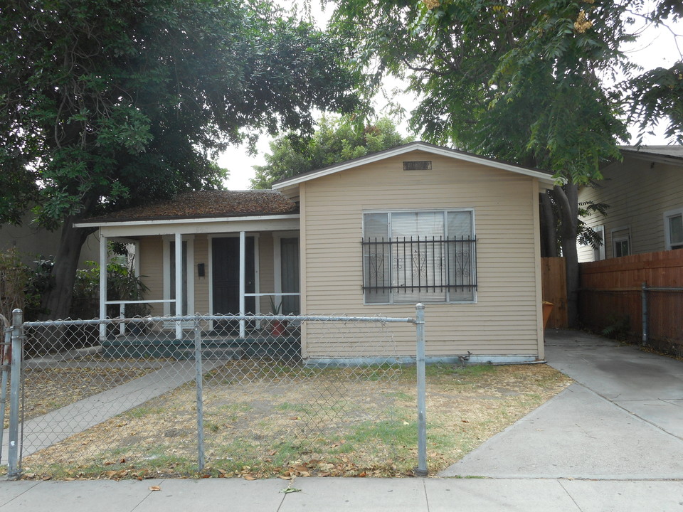 850 E 77th St in Los Angeles, CA - Building Photo