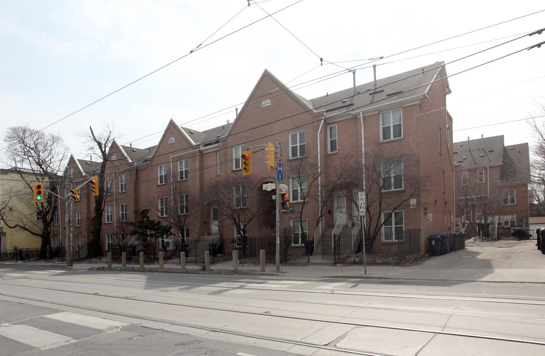 1363-1377 Queen St E in Toronto, ON - Building Photo