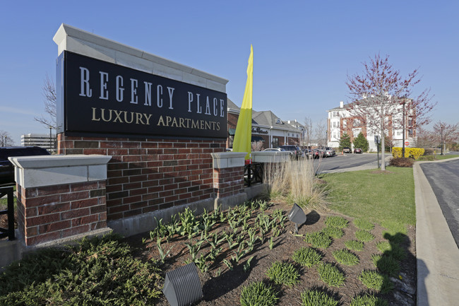 Regency Place in Oakbrook Terrace, IL - Foto de edificio - Building Photo