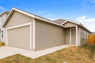 11525 Chestnut Barr Dr in Converse, TX - Building Photo - Building Photo