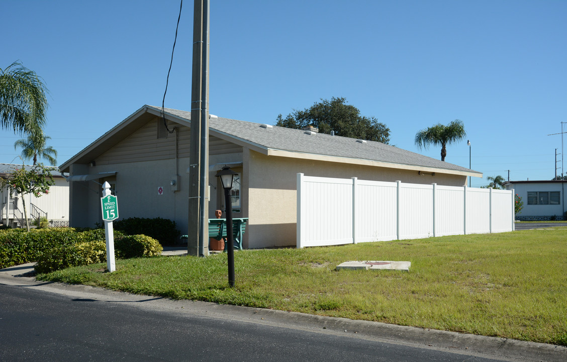 Village on the Greens in Bradenton, FL - Foto de edificio