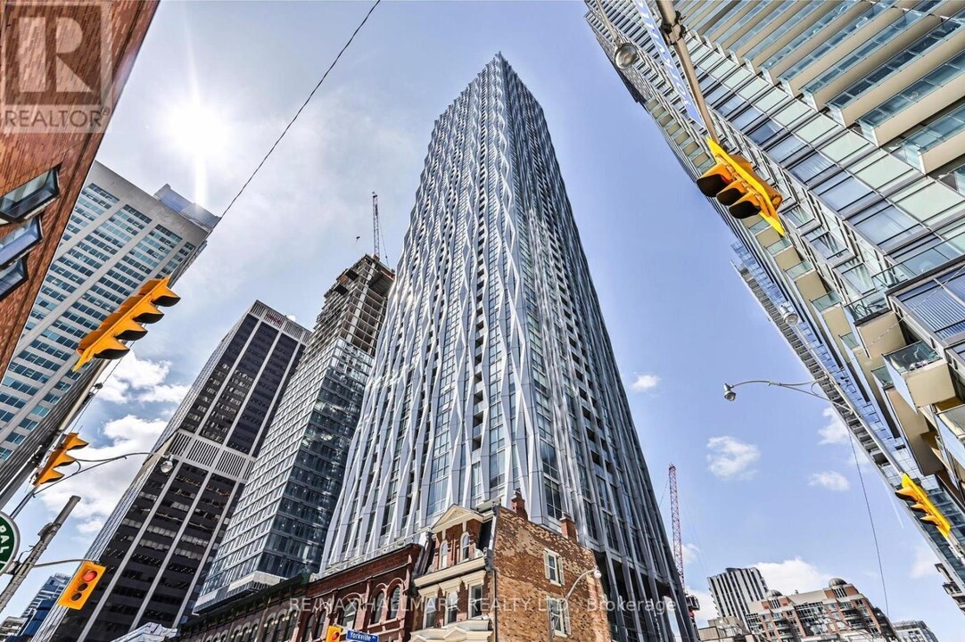 1-4301 Yorkville Ave in Toronto, ON - Building Photo