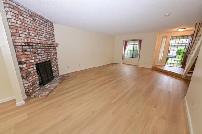 4718 E Alamos Ave in Fresno, CA - Foto de edificio - Building Photo