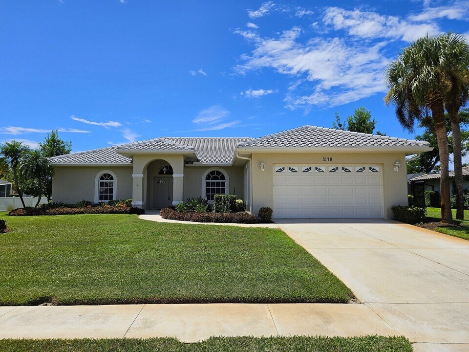 1578 Vermeer Dr in Nokomis, FL - Building Photo
