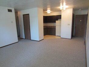 Colonial Square Apartments in Yankton, SD - Building Photo - Building Photo