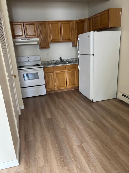 1057 E Main St in Bridgeport, CT - Building Photo