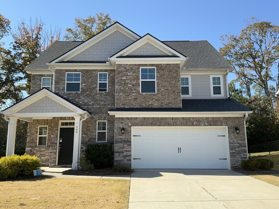 245 Lake Vista Dr in Loganville, GA - Building Photo