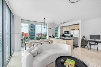 1111 SW 1st Ave in Miami, FL - Building Photo - Building Photo