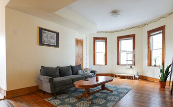 346 Faneuil St, Unit 2 in Boston, MA - Foto de edificio - Building Photo