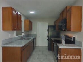 5015 Walt Schirra St in Kirby, TX - Building Photo - Building Photo