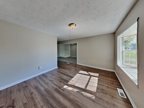 83 N Wagon Rd in Bargersville, IN - Foto de edificio - Building Photo