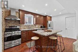 20 Bridesburg Dr in Toronto, ON - Building Photo - Building Photo
