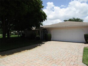 2912 Ringwood Meadow in Sarasota, FL - Building Photo - Building Photo