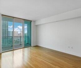950 Brickell Bay Dr, Unit 3008 in Miami, FL - Foto de edificio - Building Photo