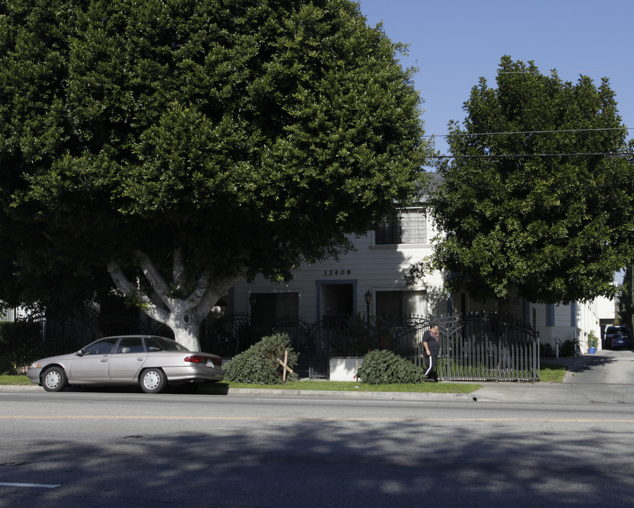 13409-13411 Victory Blvd in Van Nuys, CA - Foto de edificio