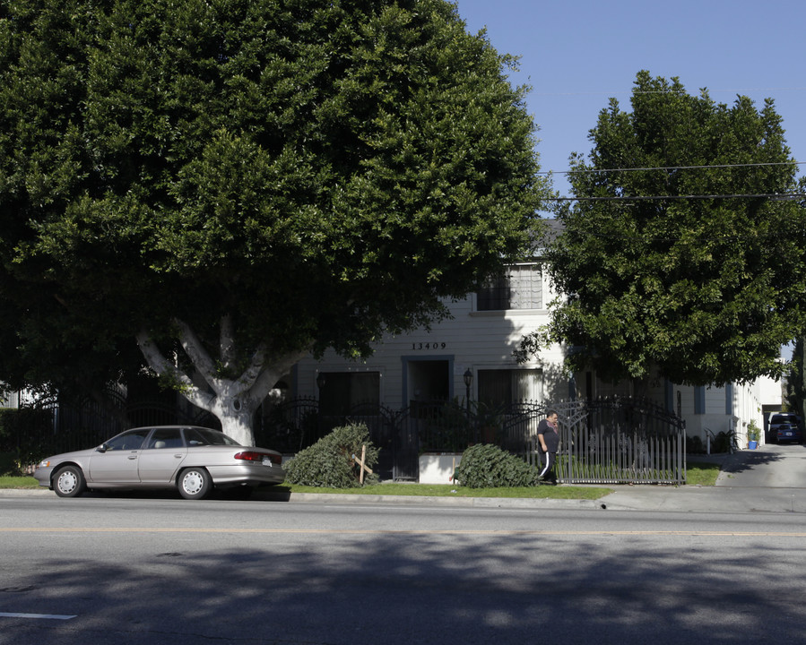 13409-13411 Victory Blvd in Van Nuys, CA - Building Photo