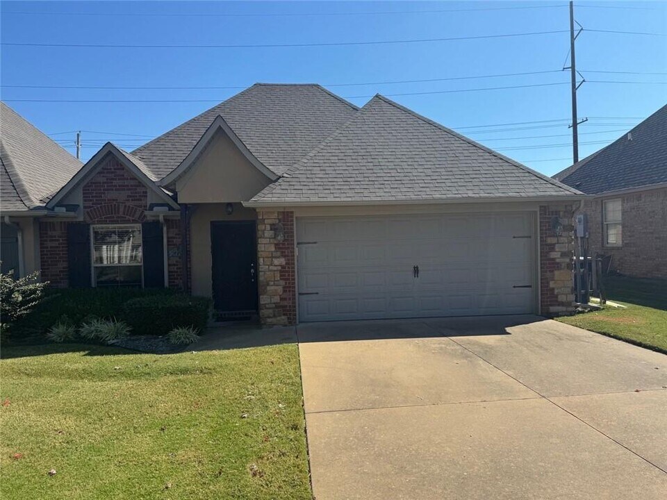 2001 SW Stonegrove Rd in Bentonville, AR - Building Photo