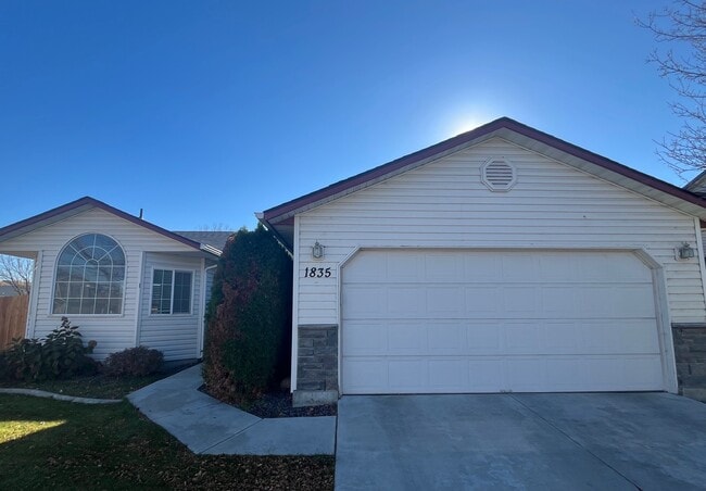 property at 1835 W Crown Pointe Ave
