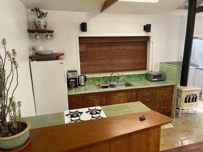 840 Basin Dr, Unit Guesthouse in Topanga, CA - Foto de edificio - Building Photo