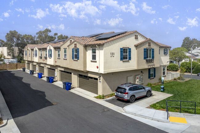 1200 E Mission Rd in San Marcos, CA - Foto de edificio - Building Photo