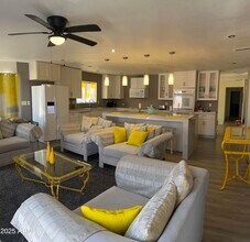 8609 S 16th St in Phoenix, AZ - Building Photo - Building Photo