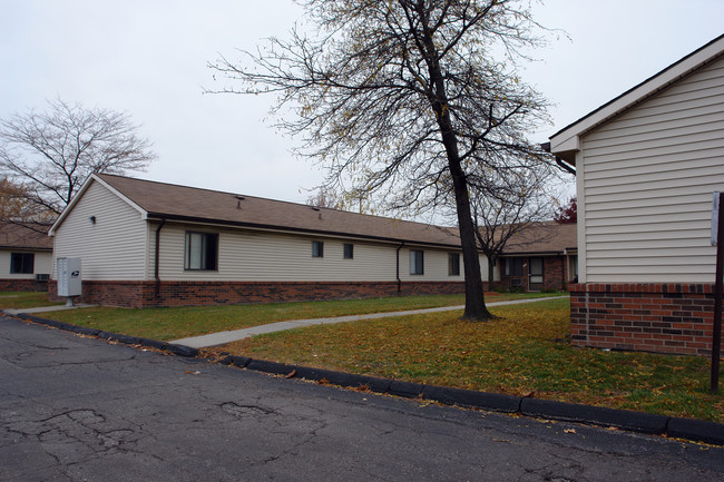 Silver Maple in Roseville, MI - Foto de edificio - Building Photo