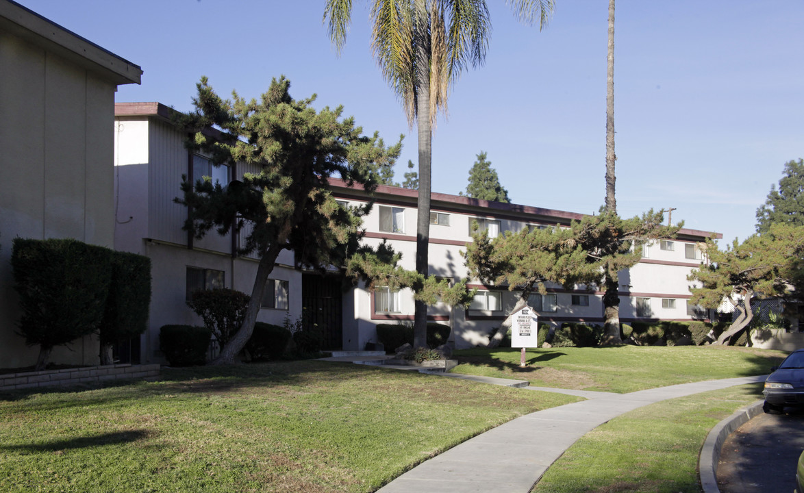 Ontario Plaza in Ontario, CA - Building Photo