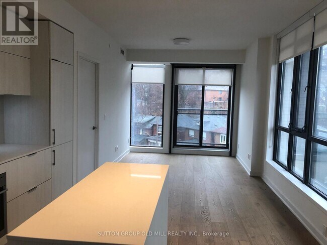 1990 Bloor St W in Toronto, ON - Building Photo - Building Photo