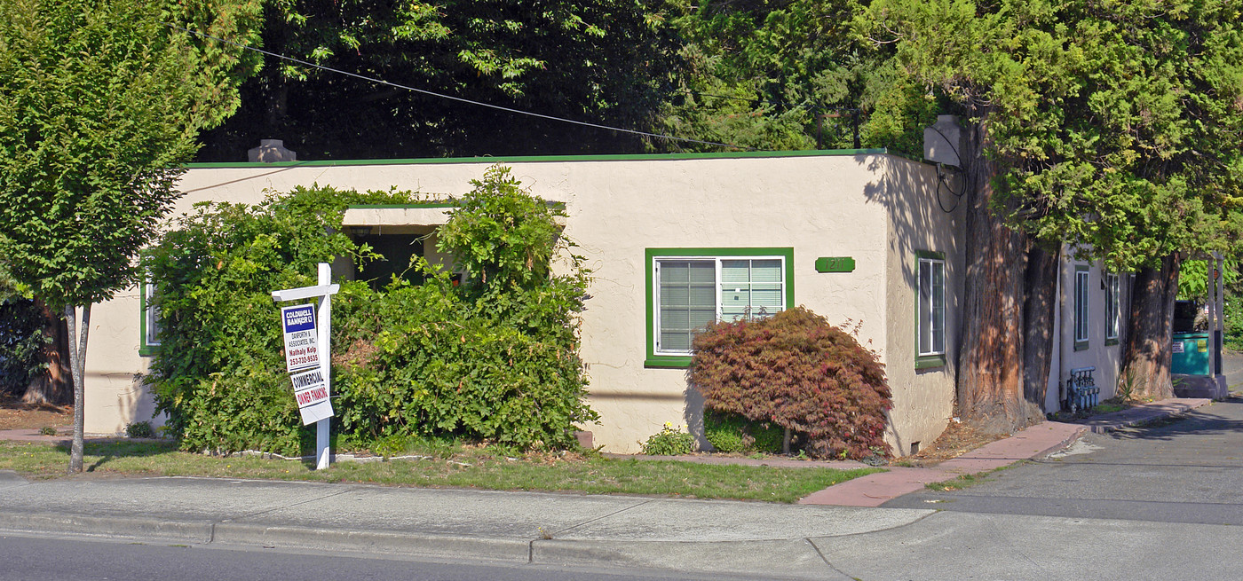 1211 E Main Ave in Puyallup, WA - Building Photo