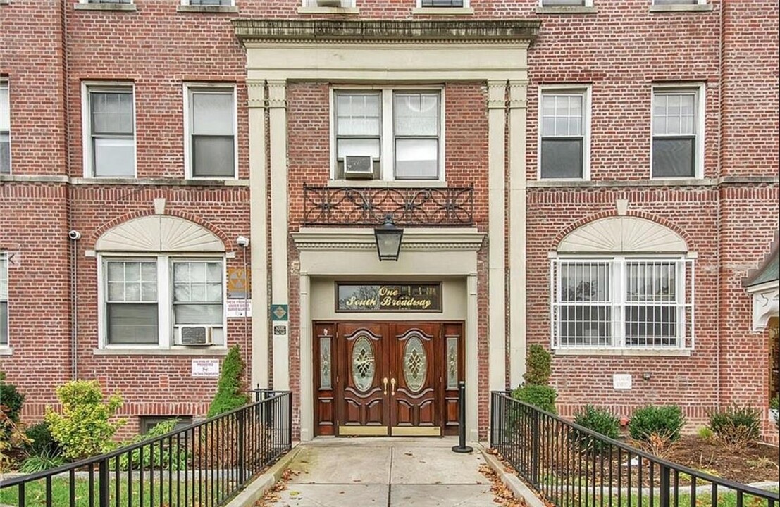 1 S Broadway in White Plains, NY - Building Photo
