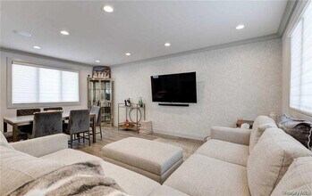 120 Evelyn Ave in North Hempstead, NY - Building Photo - Building Photo