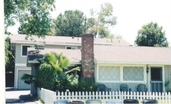 221 Del Mar Ave in Costa Mesa, CA - Building Photo