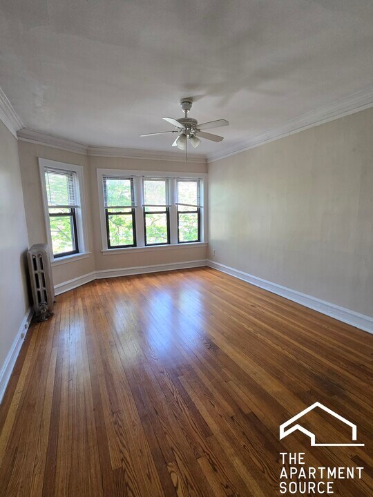 2417 W Sunnyside Ave, Unit 2 in Chicago, IL - Building Photo