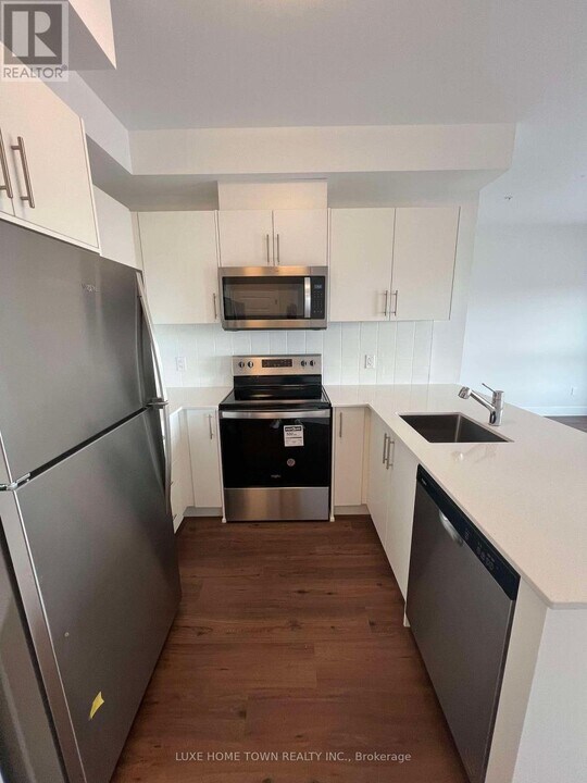 1000-1000 Lackner Blvd in Kitchener, ON - Building Photo