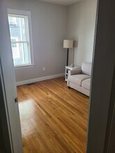 26 Bentley St, Unit 1 in Boston, MA - Foto de edificio - Building Photo
