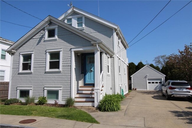 28 W Narragansett Ave in Newport, RI - Building Photo - Building Photo