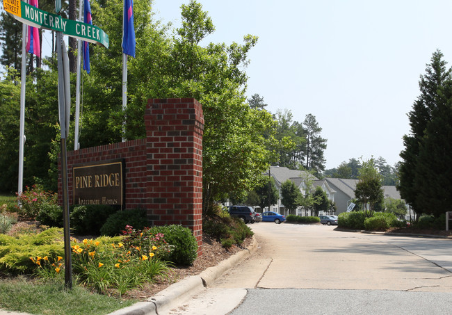 Pine Ridge in Durham, NC - Foto de edificio - Building Photo