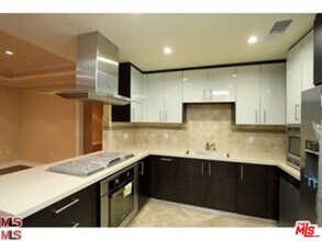 8612 Burton Way in Los Angeles, CA - Building Photo - Building Photo