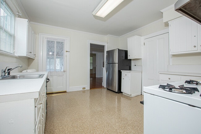 59 Park Ave, Unit 1 in Amityville, NY - Building Photo - Building Photo