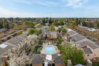 Amherst Place Condominiums in Sacramento, CA - Foto de edificio - Building Photo