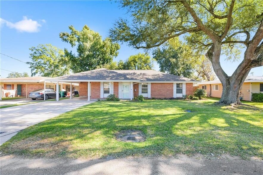 426 Pine St in Norco, LA - Foto de edificio